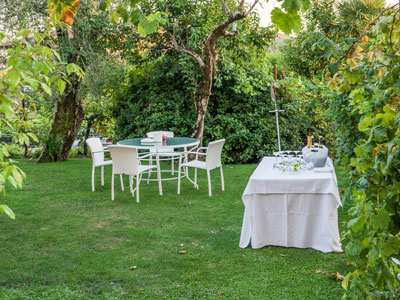 Garten mit Tisch