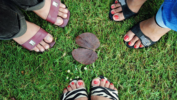 Füße auf der Wiese