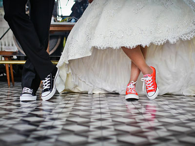 Braut mit Sneakers