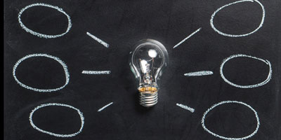 Glühbirne vor Tafel