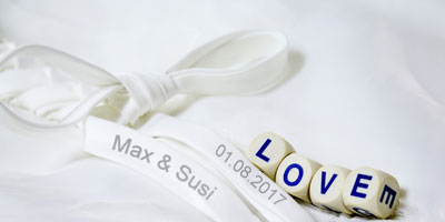 Weißes Satinband mit Namensaufdruck