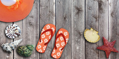 Sonnenhut und Flipflops