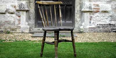 Alter Stuhl auf Wiese